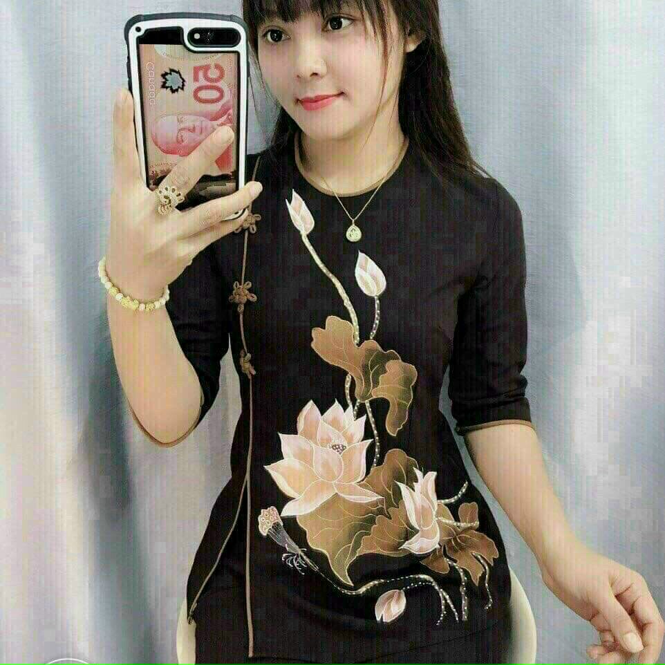 Cổ tròn xẻ tà 3 nút sao